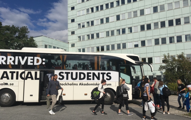 Studenter hoppar ur bussen under Välkomstdagarna 20-21 augusti 2017. Foto: Ronald T Nordqvist © 2017